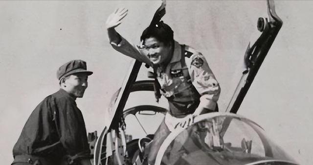 1981年一架敌机向我国内陆飞来，当我国刚要发射防空导弹时，却发现这架敌机开始晃