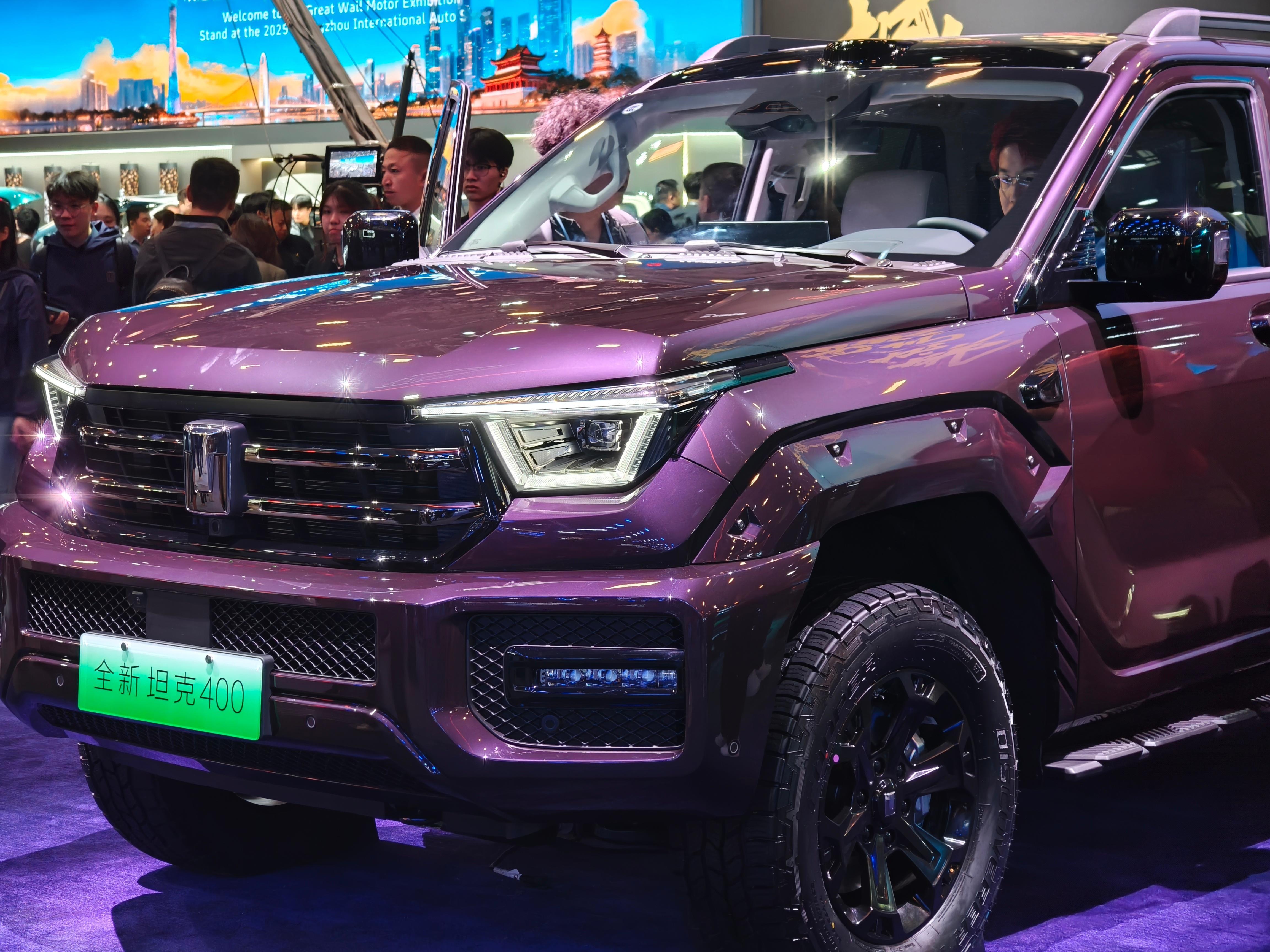 坦克展台的C位给到全新坦克400和坦克500，紫气东来的敦煌紫和逢绿必贵的敦