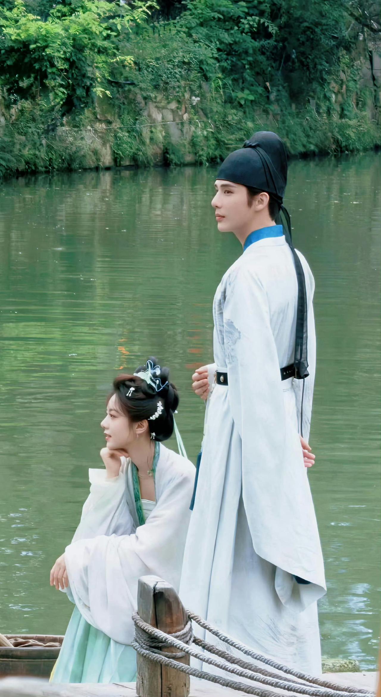 王安宇：赵今麦，咱俩这宋制妆造也太搭了吧。赵今麦：是啊，你这身水墨暗纹文官服，