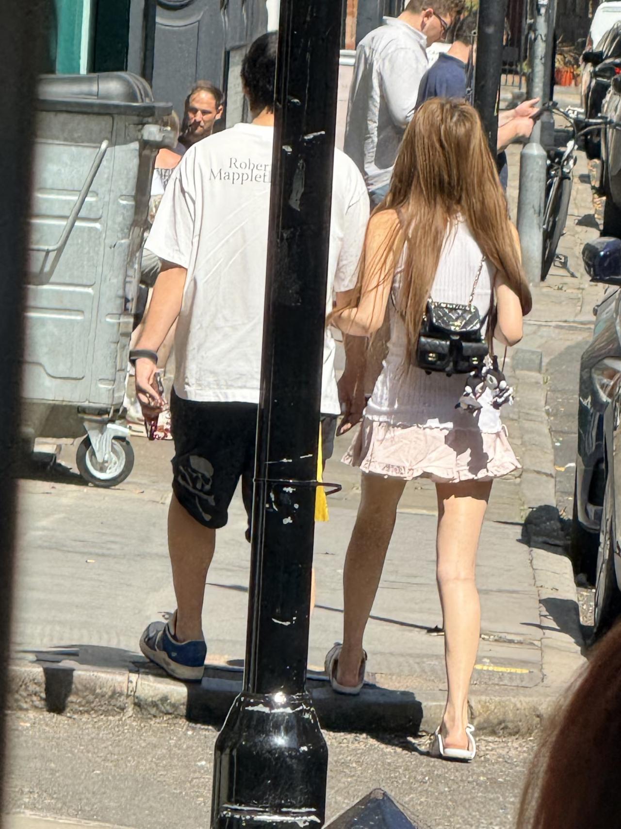 38岁王思聪和女友懒懒在英国伦敦旅游被偶遇，两个人牵着手，感情看起来非常好。他看
