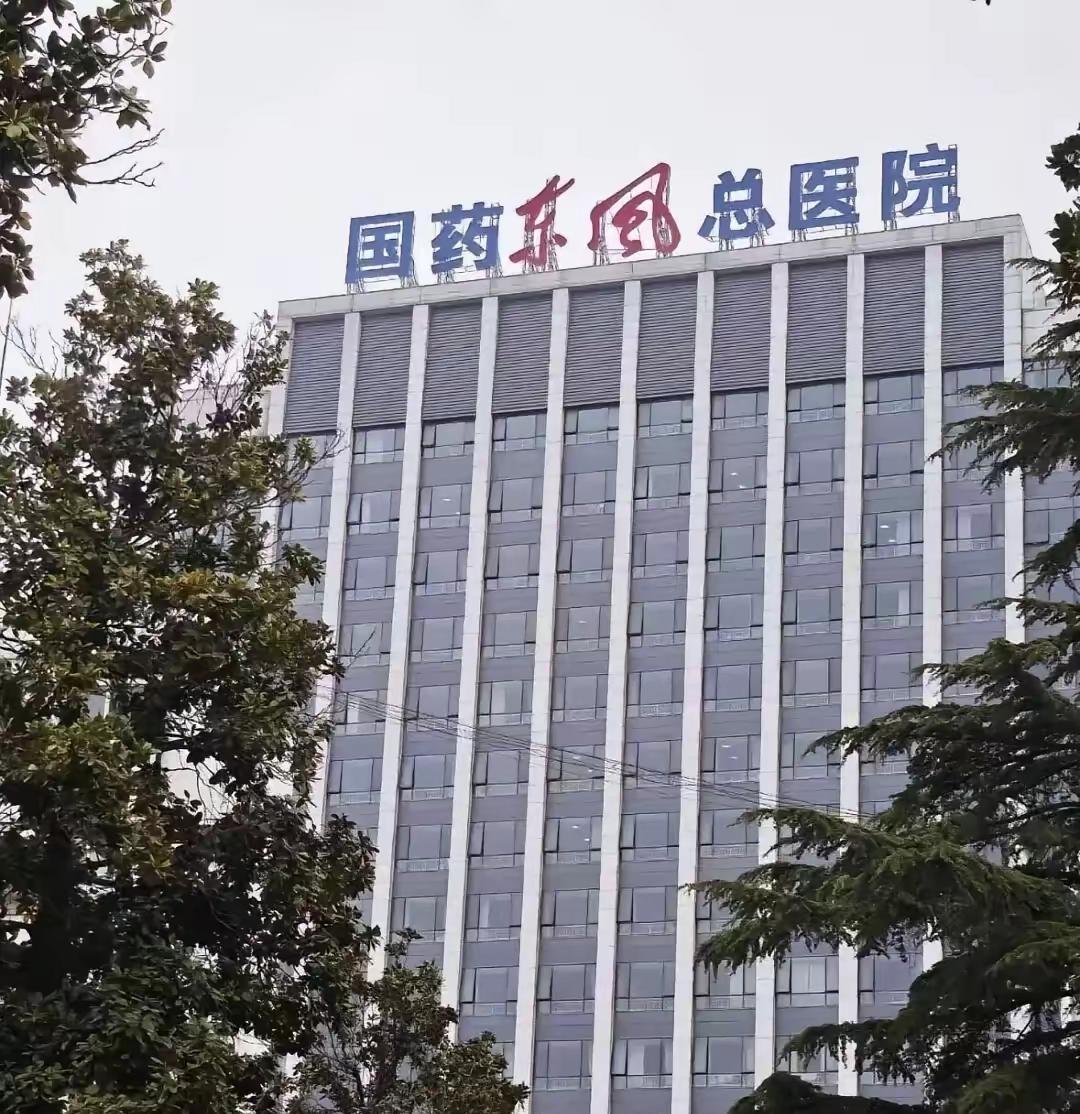 太炸裂了！湖北十堰，网友带八旬家属去挂号，看到有人免费、自己却要缴费，他随口询问原因。不料收费员脱口