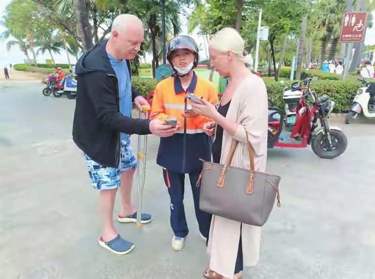 三亚保洁员拾金不昧感动众人：外国友人遗失手机，他用行动温暖了整个城市在繁忙的