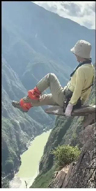 这个女人“不寻常”。这是一个女人在金沙江边的“悬崖峭壁”上“演杂技”来展示自己