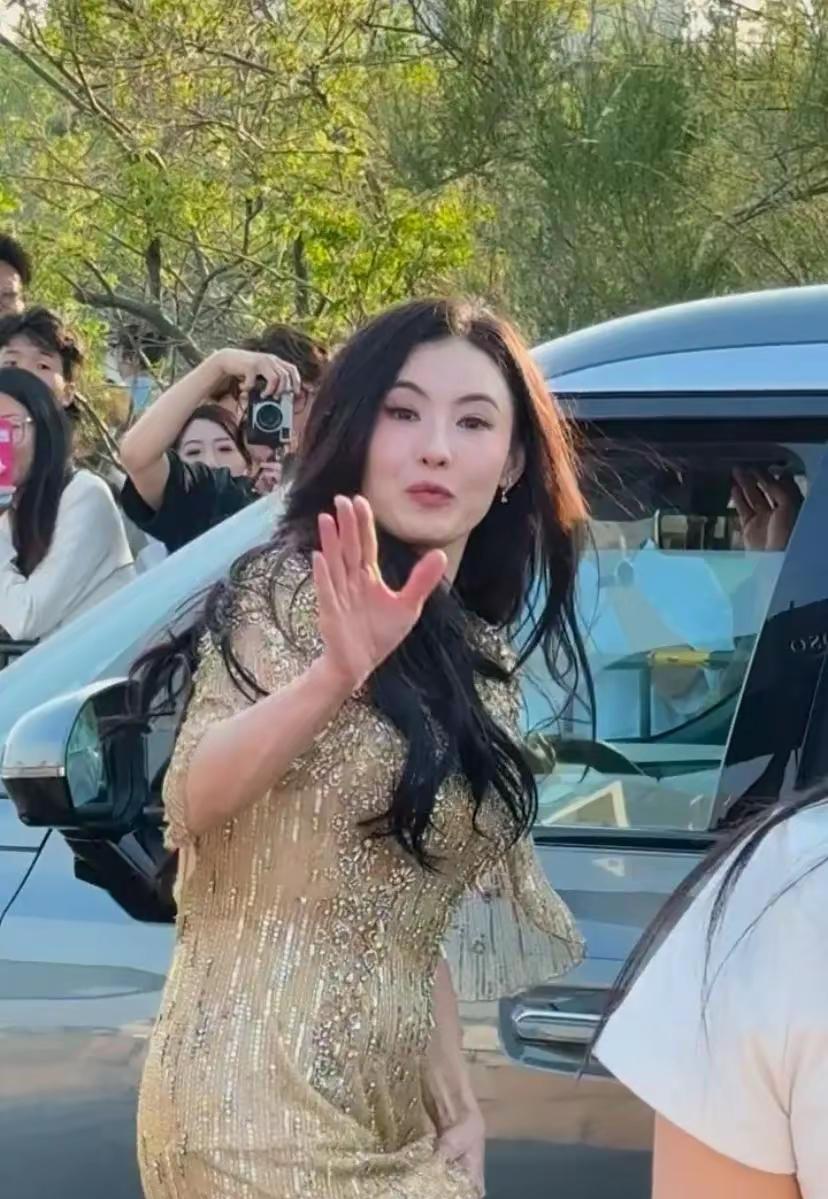 张柏芝，生了三娃，还是风情万种……你可以怀疑她的品行、演技、实力，但不要怀疑她