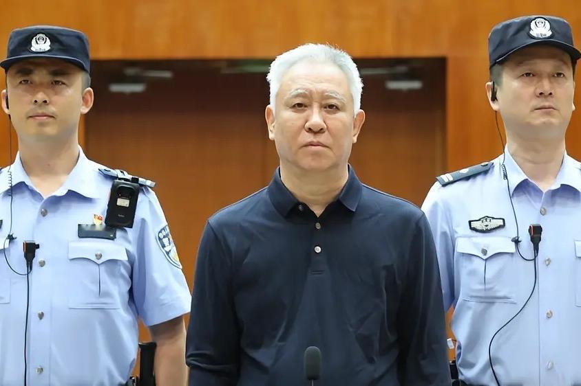 许家印是个什么人？直接说答案，两个字：枭雄。许家印被公诉那天，财新重发了