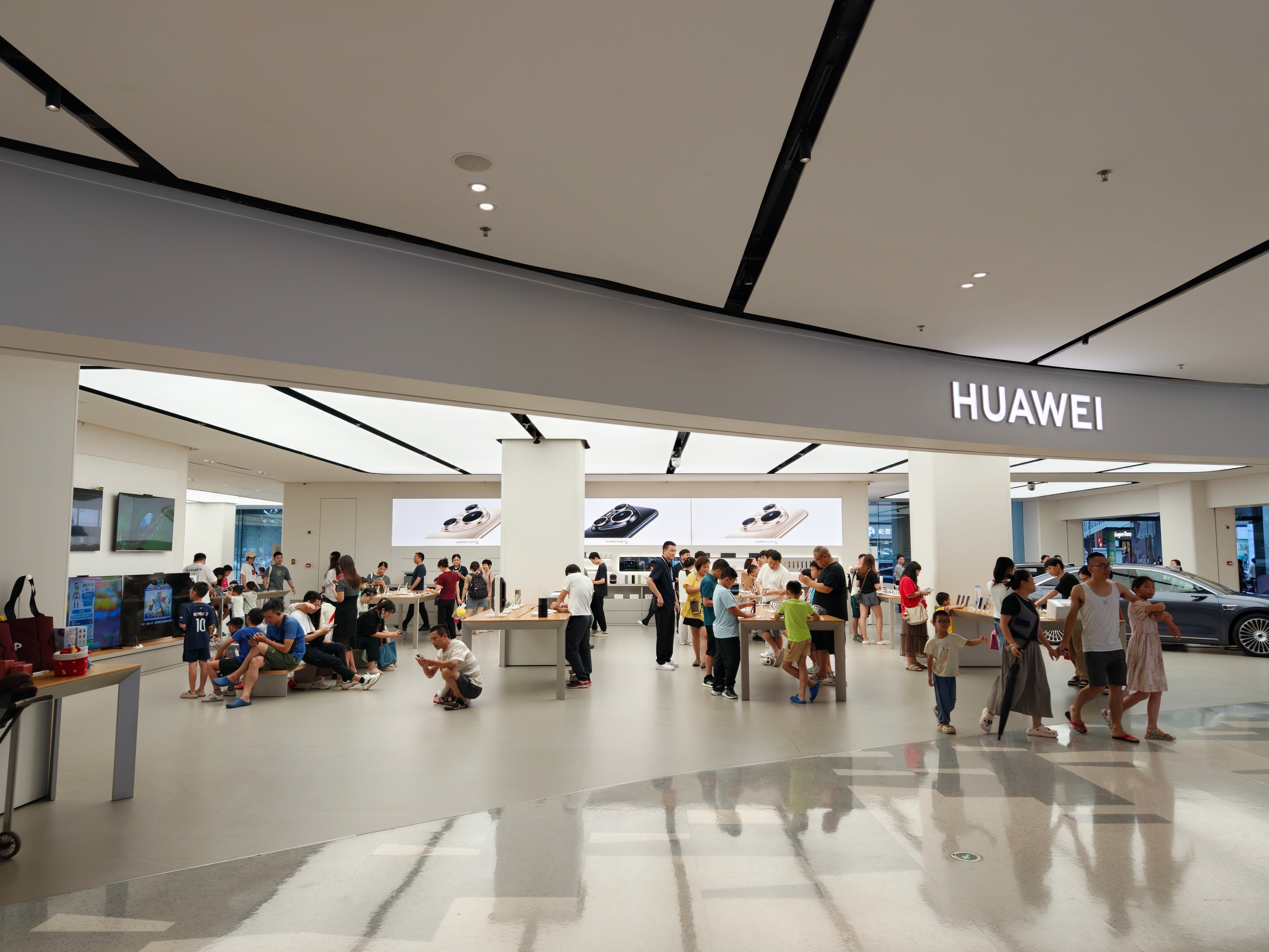 华为店里人真多，流量是同一层其他品牌店的好几倍[笑着哭]Pura80系列都摸