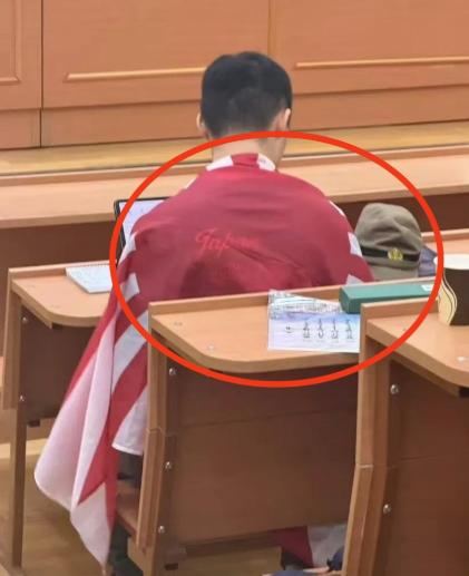 这谁能忍？！网友爆出猛料：莫斯科国立大学历史系一名南京籍中国留学生，上课公然身披