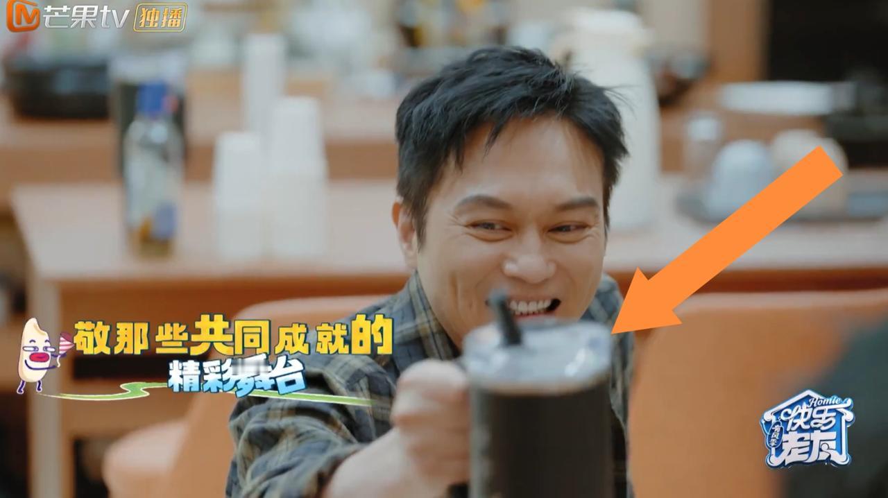 其他兄弟已经落座，只有张智霖，苏醒久久没来。张智霖来到丽江录节目，什么