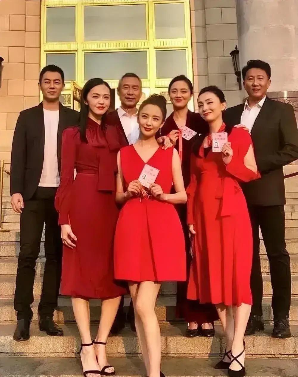 这么多的实力派演员合影，只有佟丽娅站在C位，地位真高