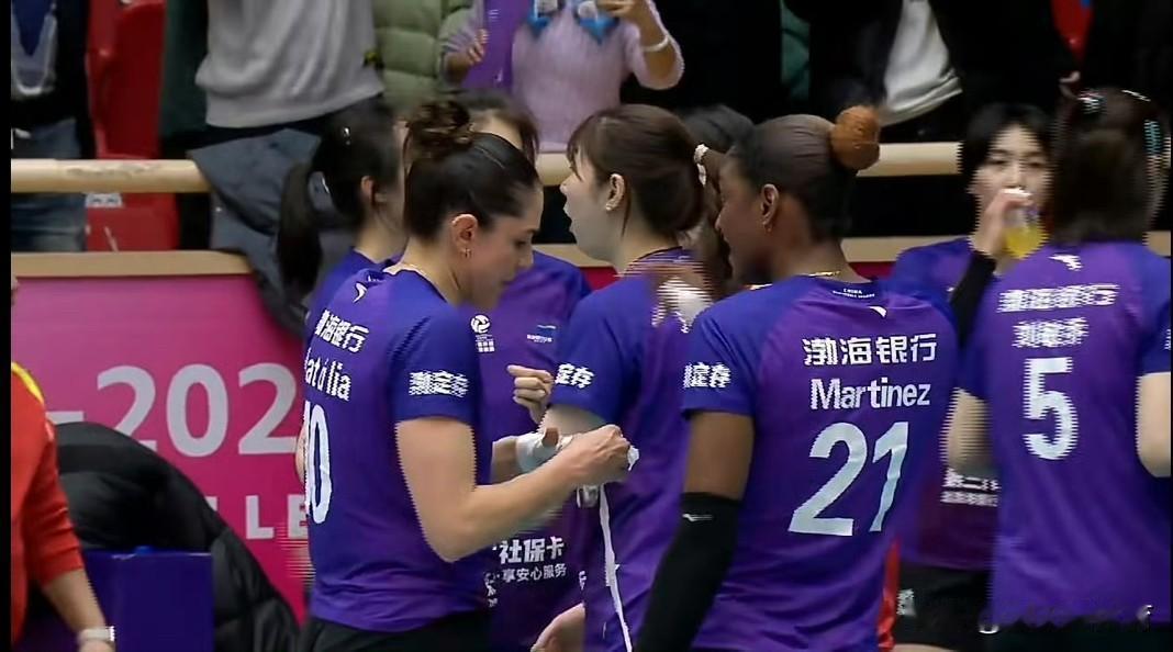 北京女排最近几场比赛有点露出冠军相了！尤其是今天打天津女排这场的状态，上海女排和
