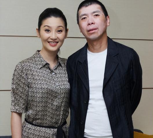 当年，冯小刚爱上了漂亮的徐帆，回家向妻子张娣提出离婚:“我爱上了别人，我们离婚吧