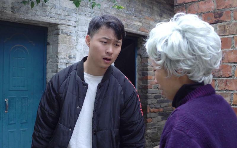 一个老娘在帮儿子儿媳好带孩子，身上没钱了，就单独怯生生地跟儿子借钱，并加一句过