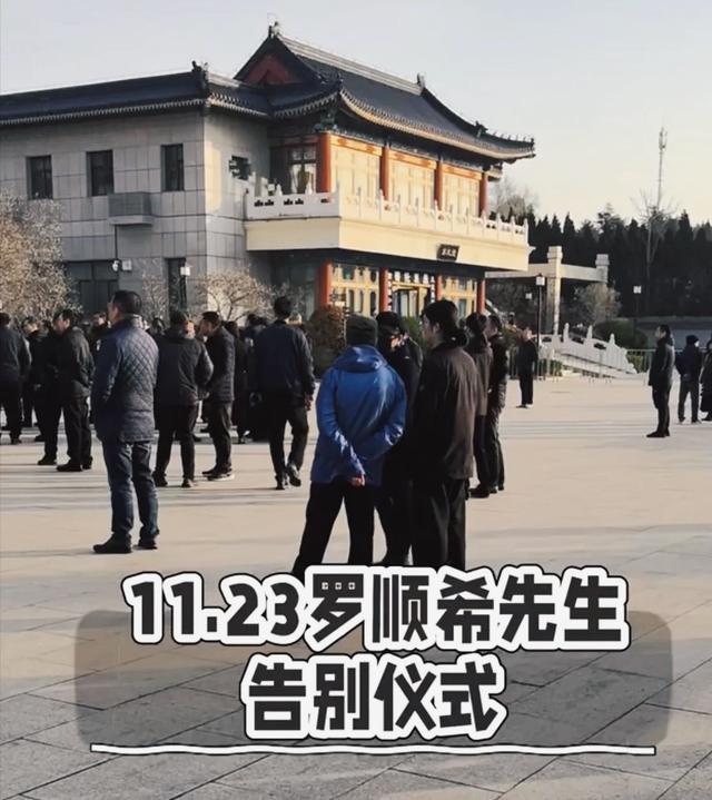 唐嫣罗晋这波操作，真的看哭了家人们，唐嫣送公公出殡的画面太戳心了！素颜黑衣