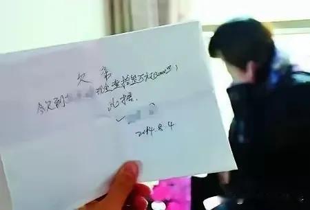 凌晨两点，一男子因欠债四十万，想跳桥自杀，结果被旁边出租车司机一句“死之前，先帮