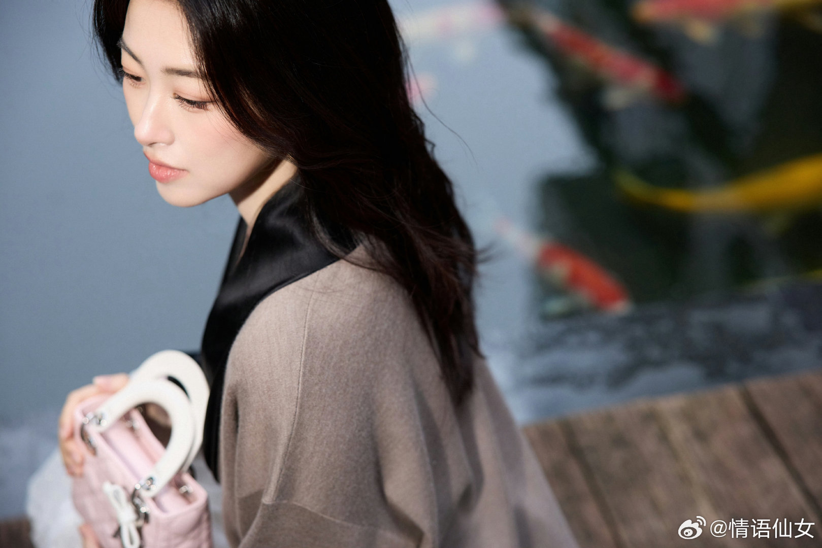 不浓妆不刻意，朱珠以淡颜出圈，清雅气质搭配优越骨相，温柔里透着贵气，骨相优越气质