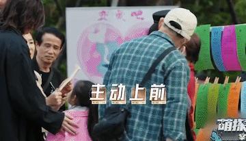 别说，毛晓彤去相亲角被大爷大妈们争抢一点也不奇怪，她这款确实是老一辈会喜欢的，又