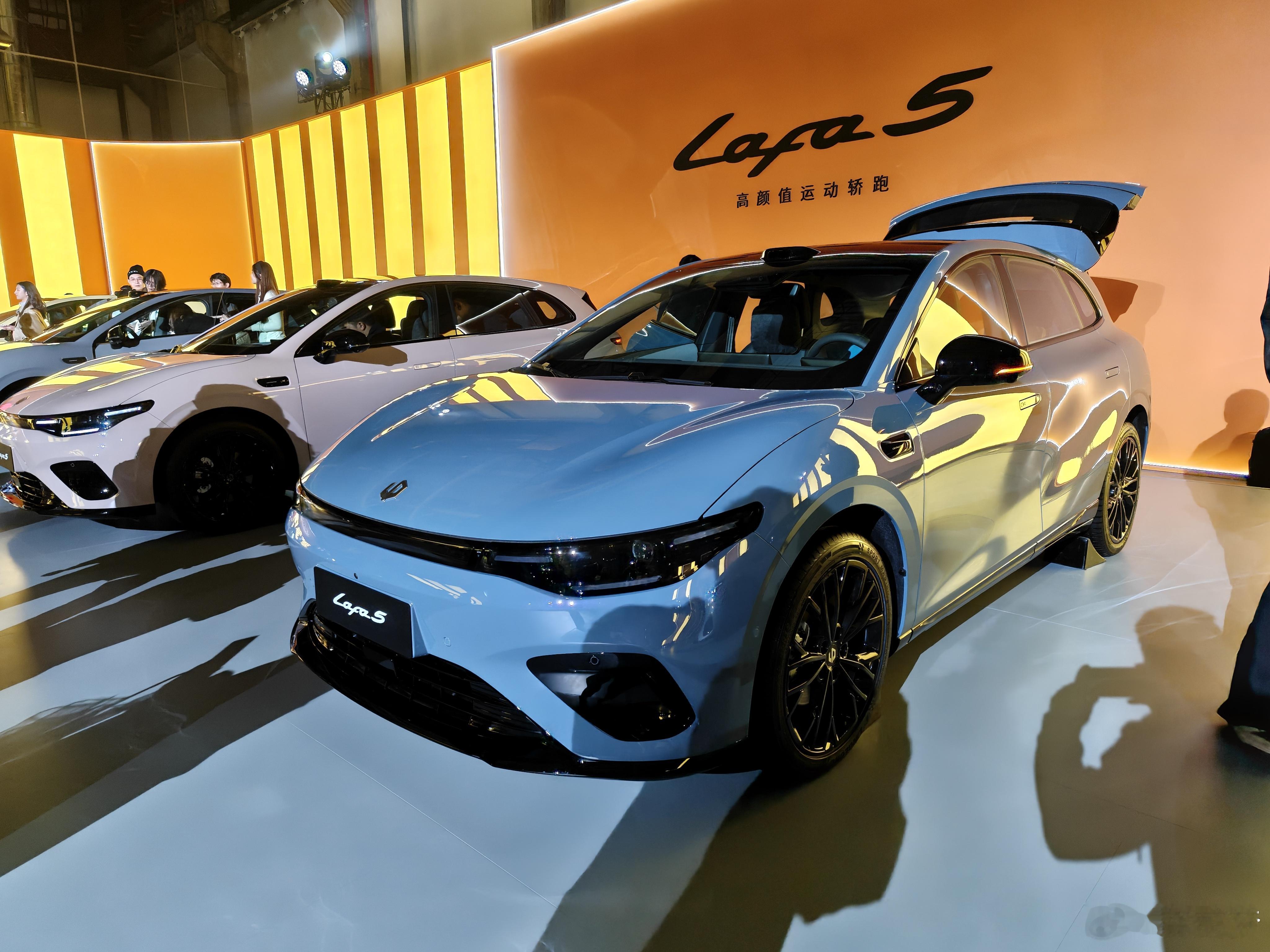 零跑Lafa5的一些颜色还有一款黑色，没到现场，这种小车我还是蛮喜欢的，尤其是用