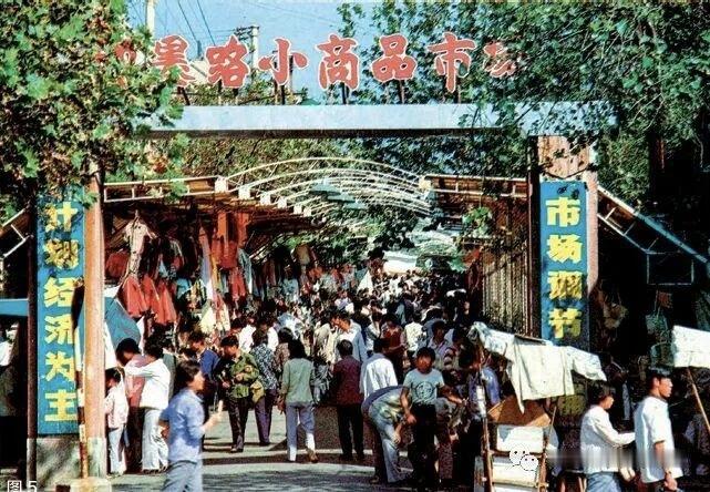 当年人们上街里逛完青岛即墨路市场直接去谦祥益，瑞衭祥买布料，去逛东方、伊都锦、国