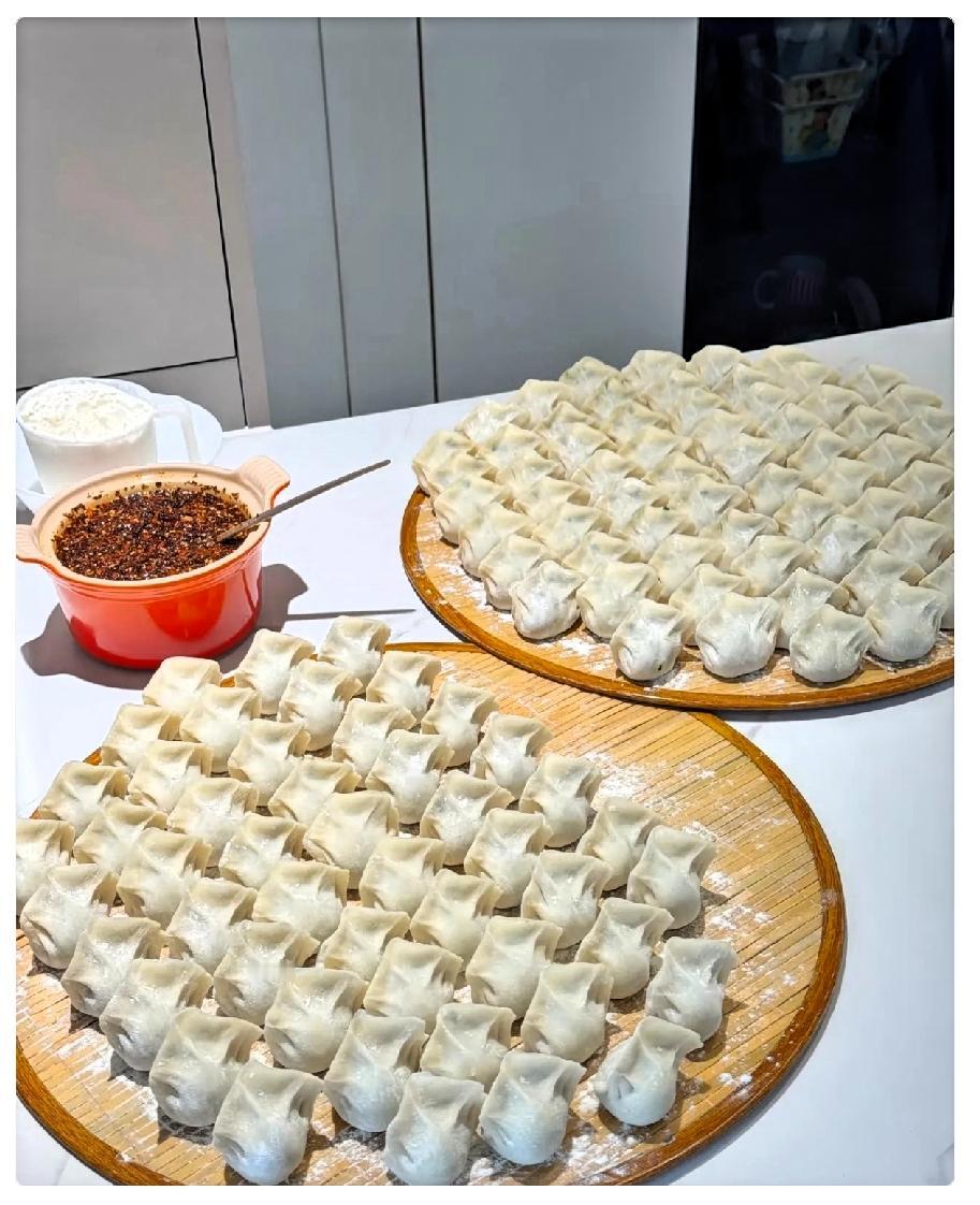 昨天我闺蜜回婆婆家吃饺子，第一锅刚出锅，她公公抢先吃了半盘，就喊上了：别煮了别煮