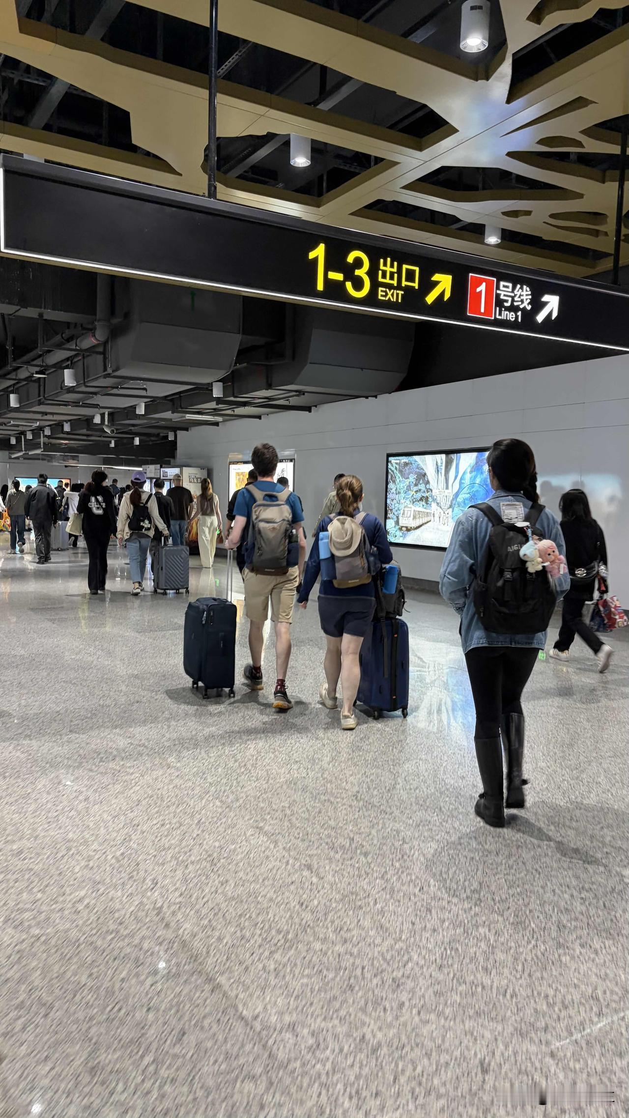 昨天在地铁1号线上，肚子不舒服急着想上厕所。就在地铁到了上海火车站停下来后，我离