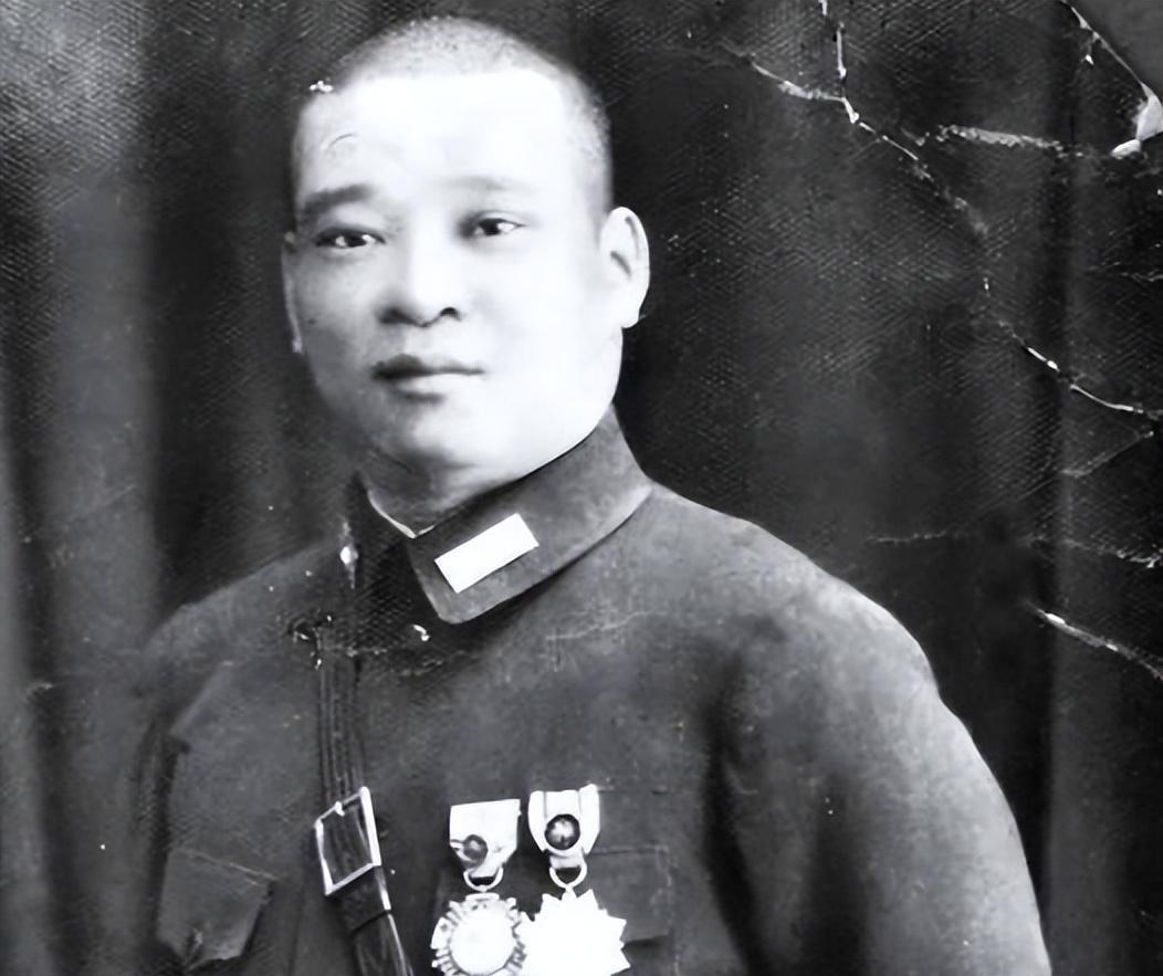 建国后，原国民党起义将领吴化文居住在上海。山东的群众知道后，派代表来上海请愿，请