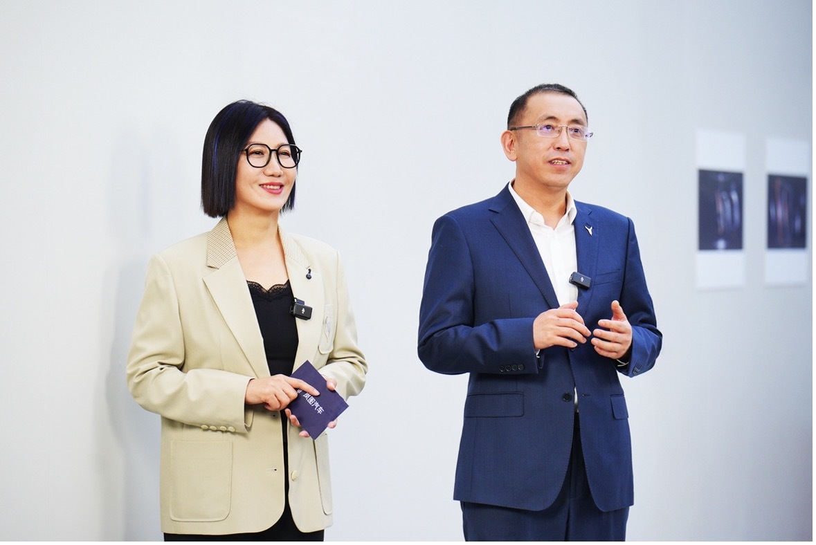 10月29日，岚图新时代旗舰SUV——岚图泰山座舱正式发布，岚图汽车董事长、总经