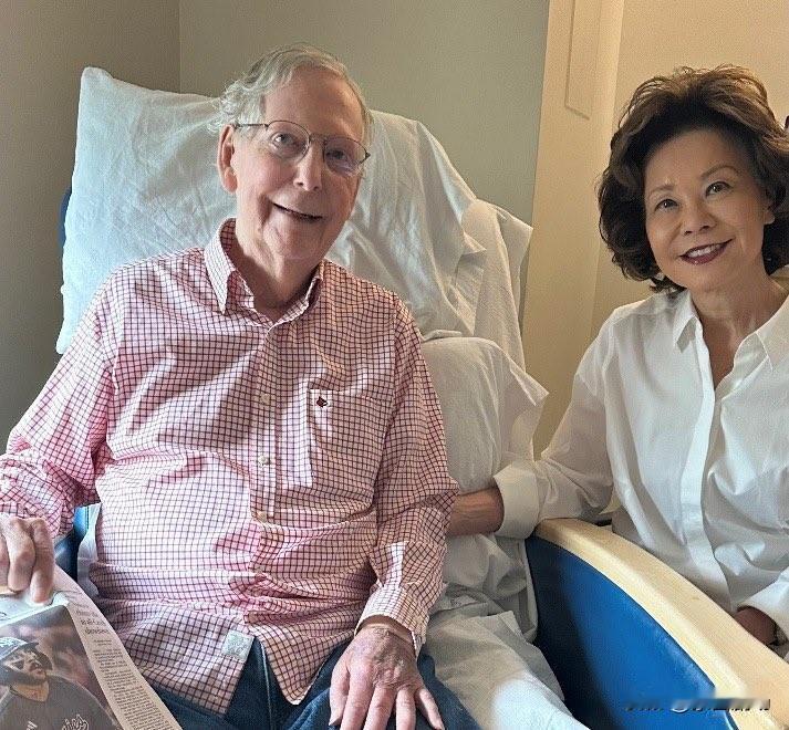 共和党参议员米奇·麦康奈尔办公室发布了一张参议员与其妻子赵小兰的合照，并附上一份
