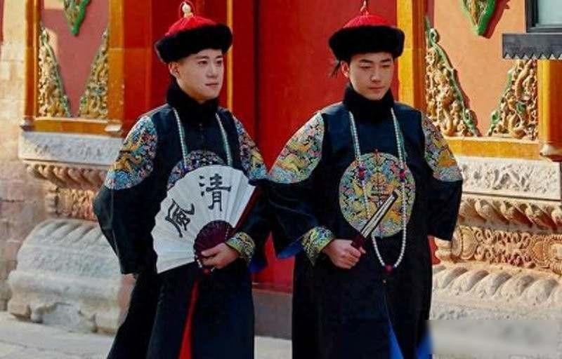 你看清宫剧里那些"贝勒爷",是不是觉得都挺威风?告诉你个反差得离谱的事——清朝开