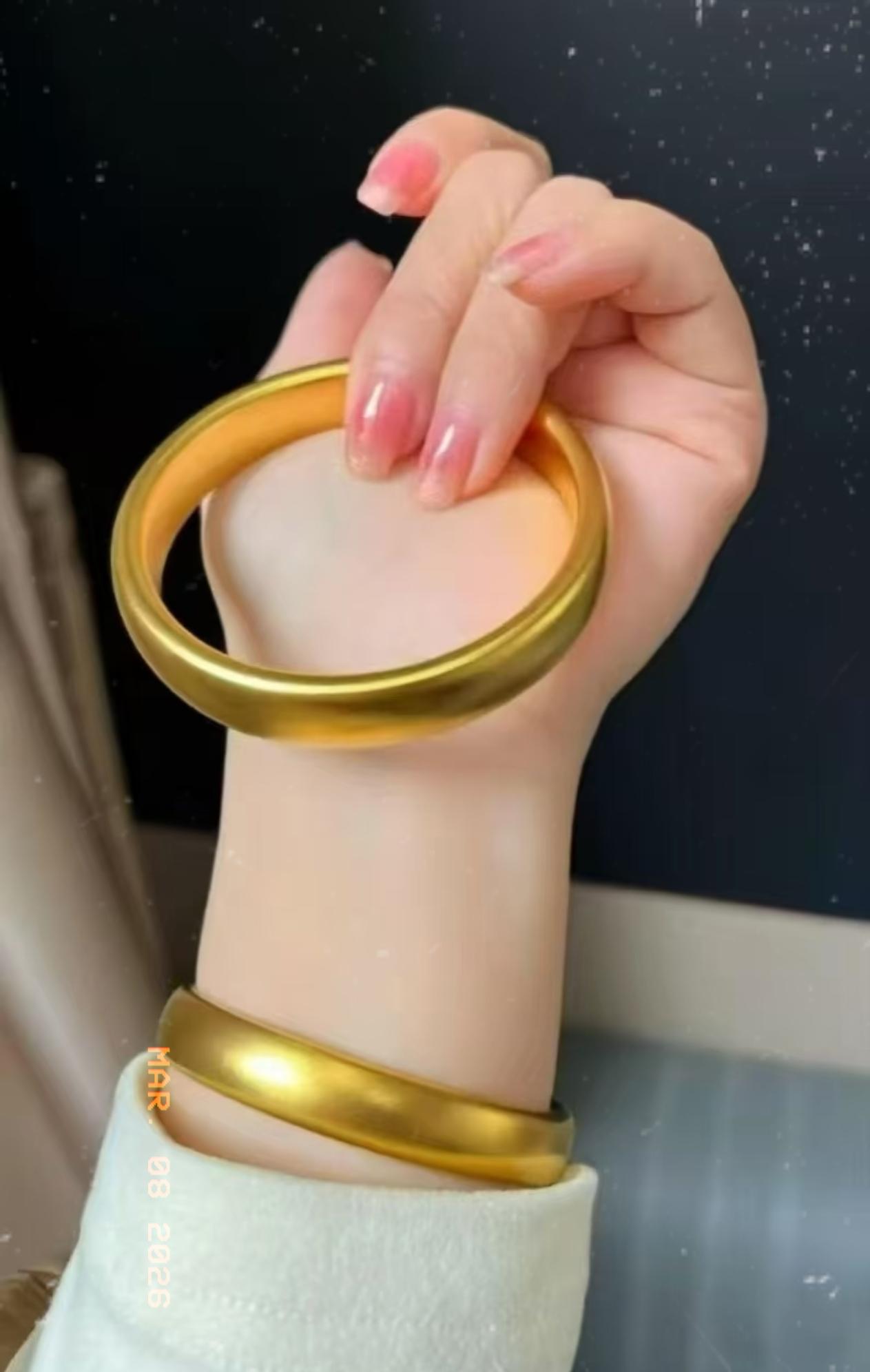 跌，跌的好！我昨天刚把60克黄金卖了，直接赚了七万多。结果今天一早一看，