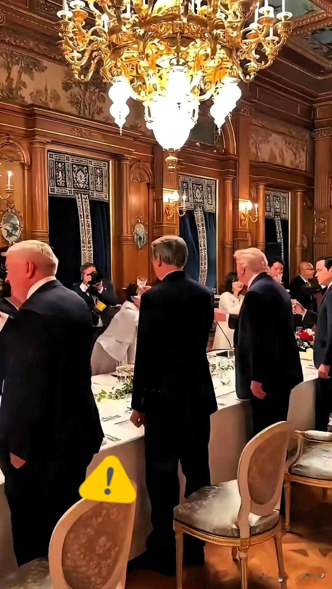 老特拿捏小本子有一套，美日宴会，在喝香槟碰杯时，高市早苗由于身材矮小够不着特朗普