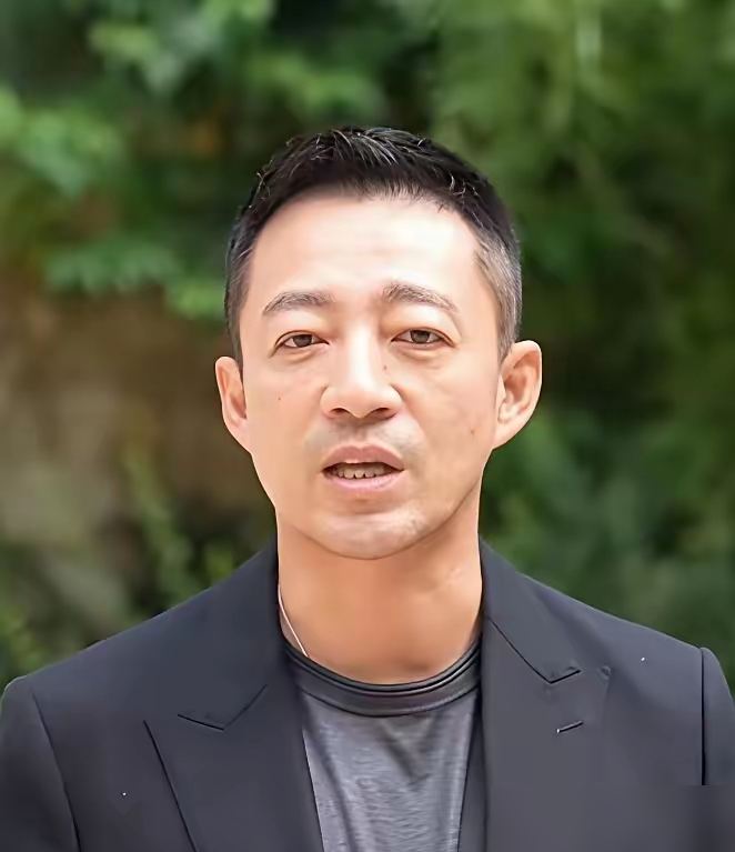 汪小菲的真面目终于藏不住了，欧洲街头一张生图，戳破了所有滤镜。没有助理，没有保镖，更没有奢侈品傍身，