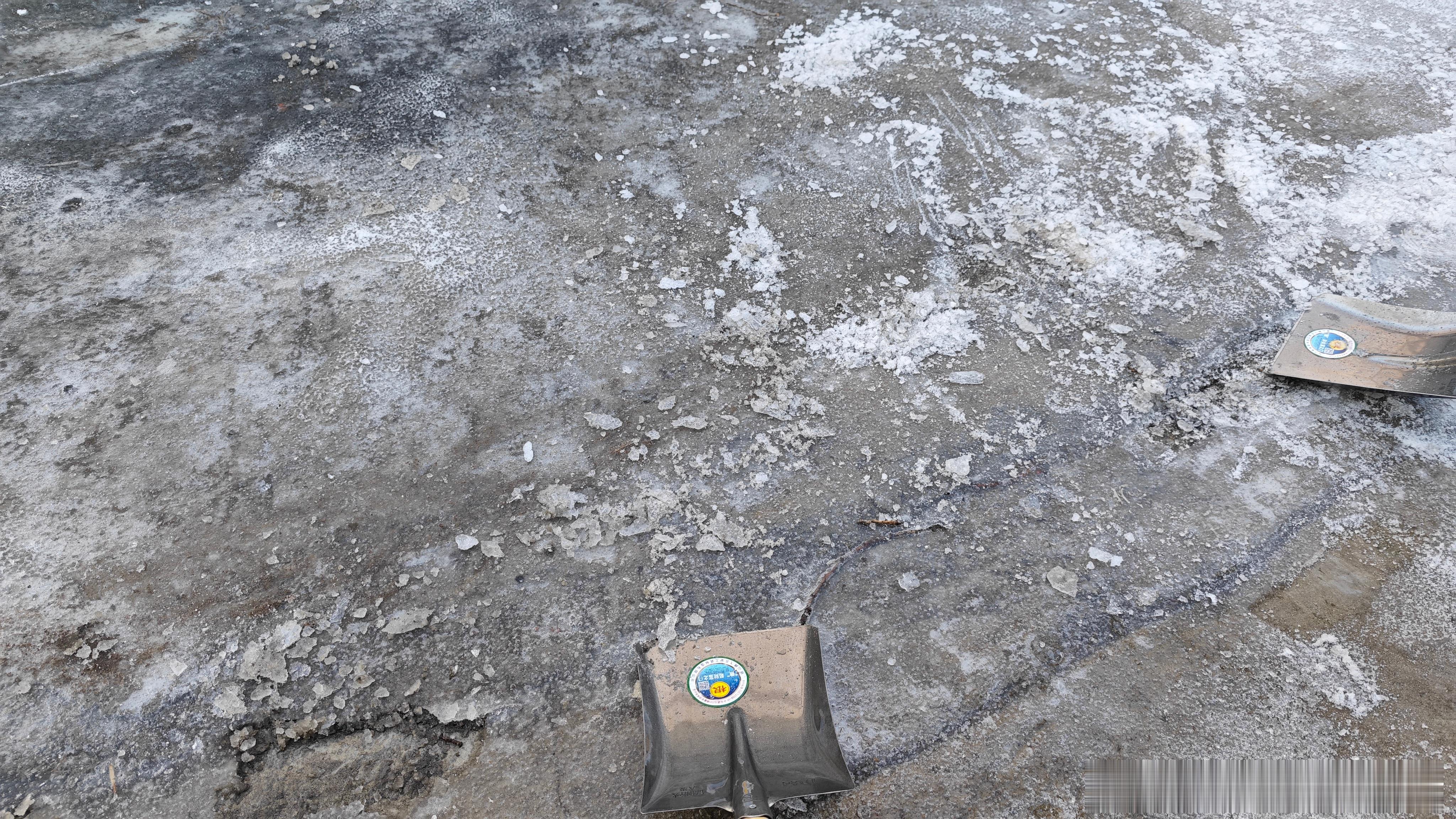 事实证明，铲子并不好用……还是靠东风日产大沙发留下的大纸壳做防滑垫把车开进来的。