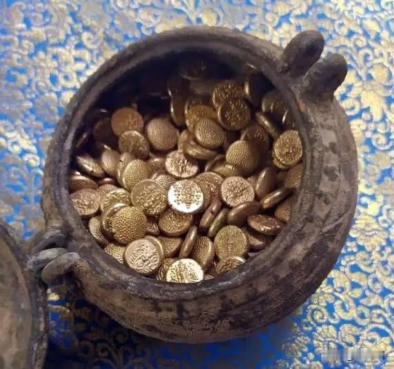 在印度泰米尔纳德邦的詹布克什瓦拉寺挖掘时，在一个铜罐中发现了505枚金币。这座寺