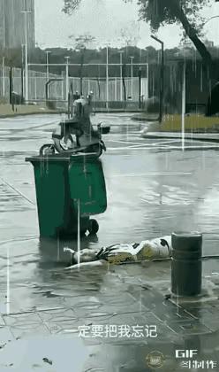 太让人心疼了！大雨之中，有一女子躺在垃圾桶旁，任由雨水将自己淋透，不一会