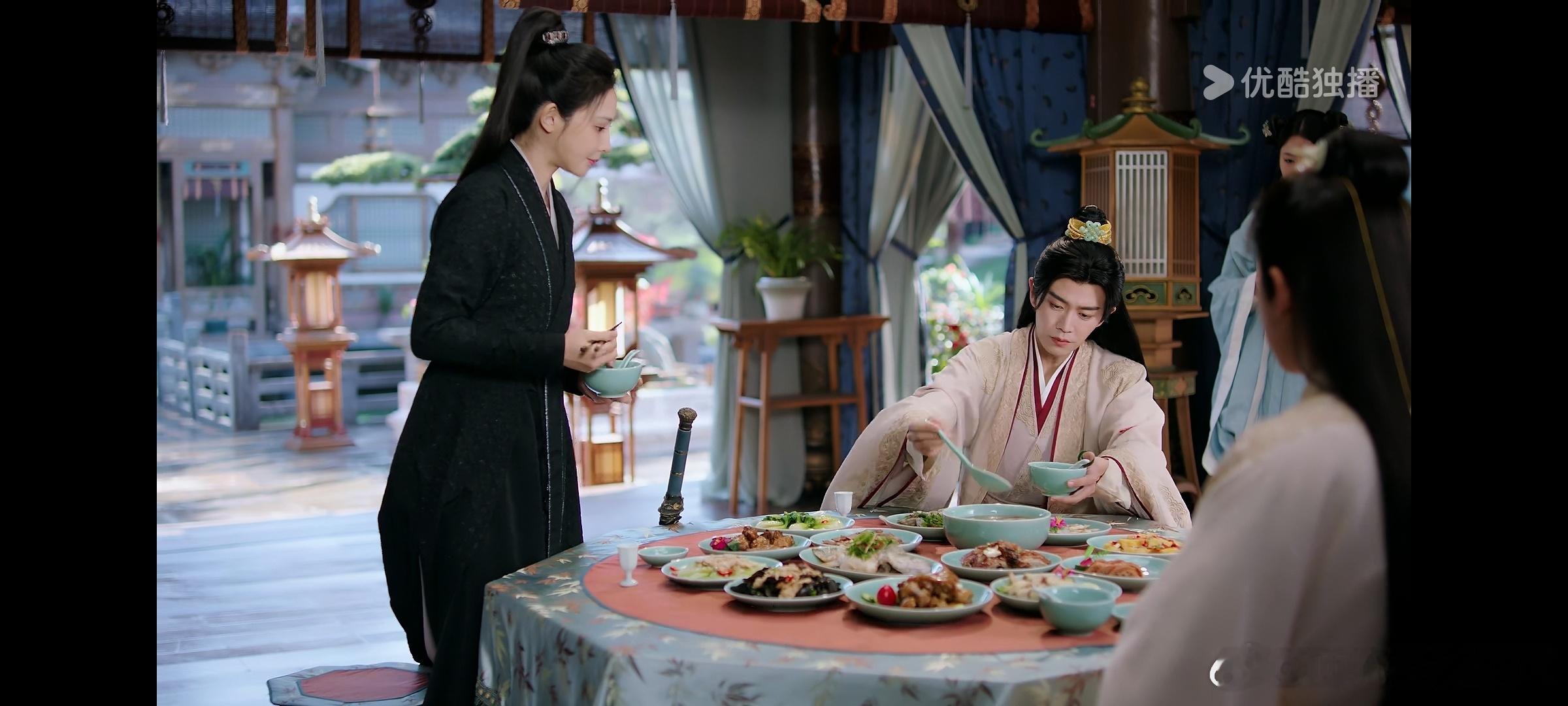 大晚上的，被凤凰台上这桌菜给看饿了。