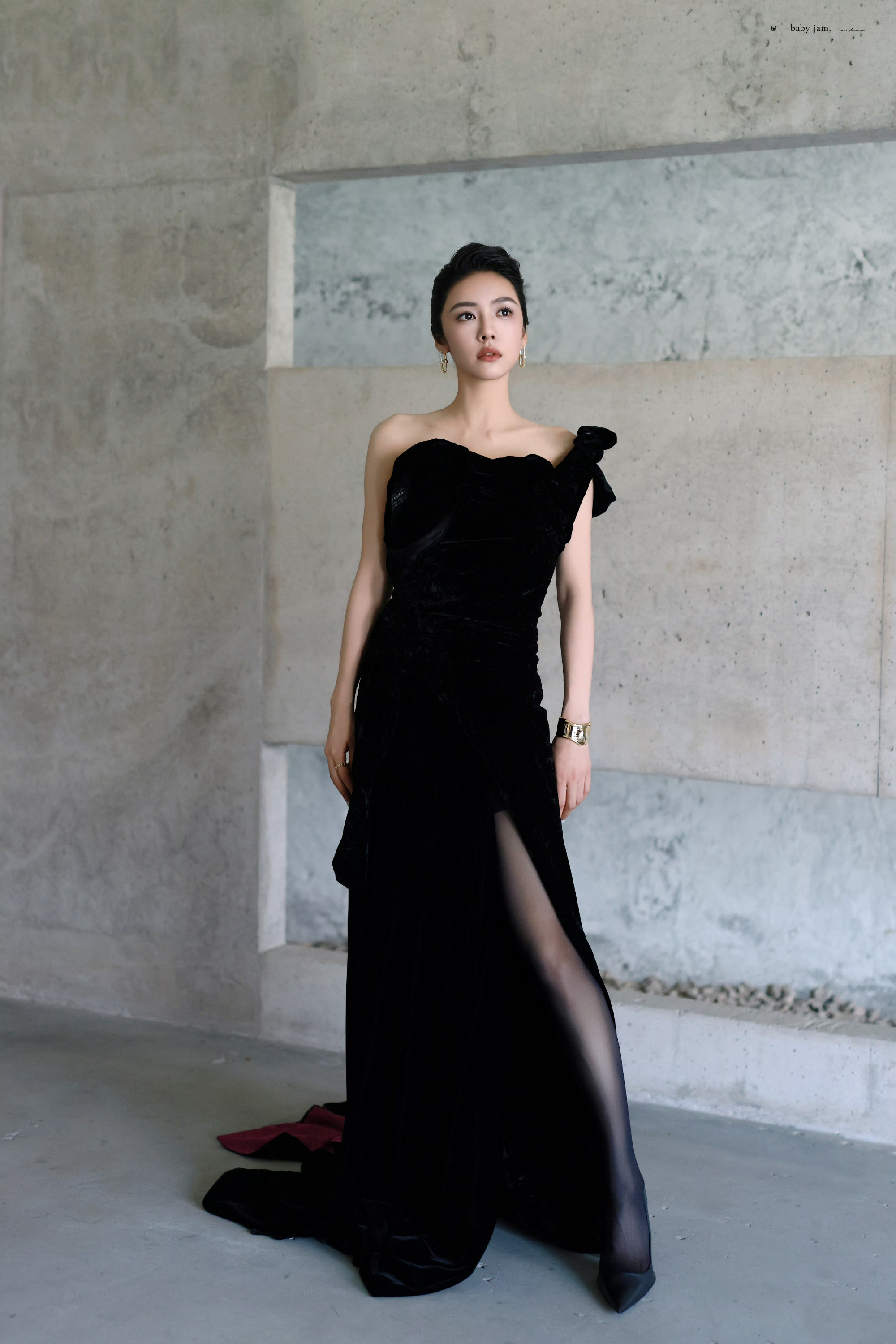 蔡文静，精致盘发，黑色礼服丝袜妆造型，好评！​​​