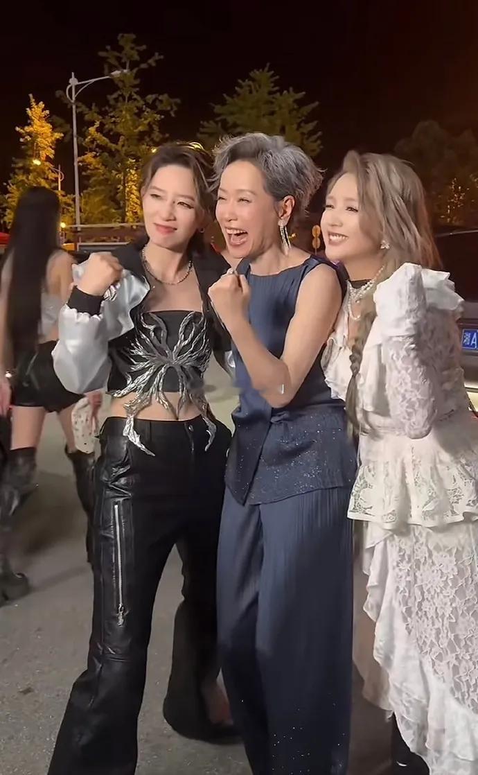 何洁、叶童、李斯丹妮同框亮相长沙，三人造型各有风格，时尚感拉满。何洁身着白色蕾丝