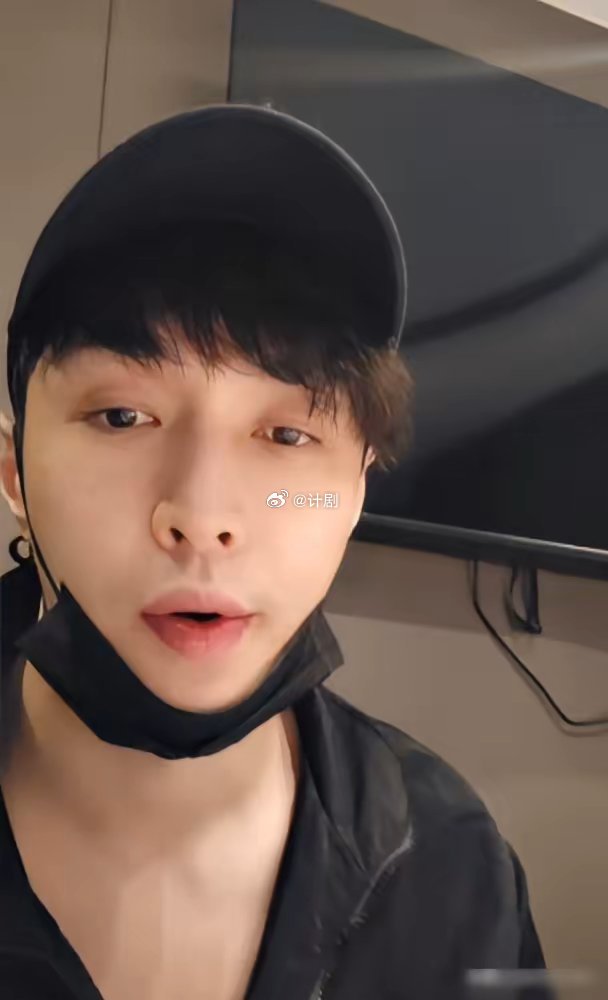 张艺兴新剧《伪装》无限期延期，人却在直播里云淡风轻。谁能想到，顶流的“扛剧”底气