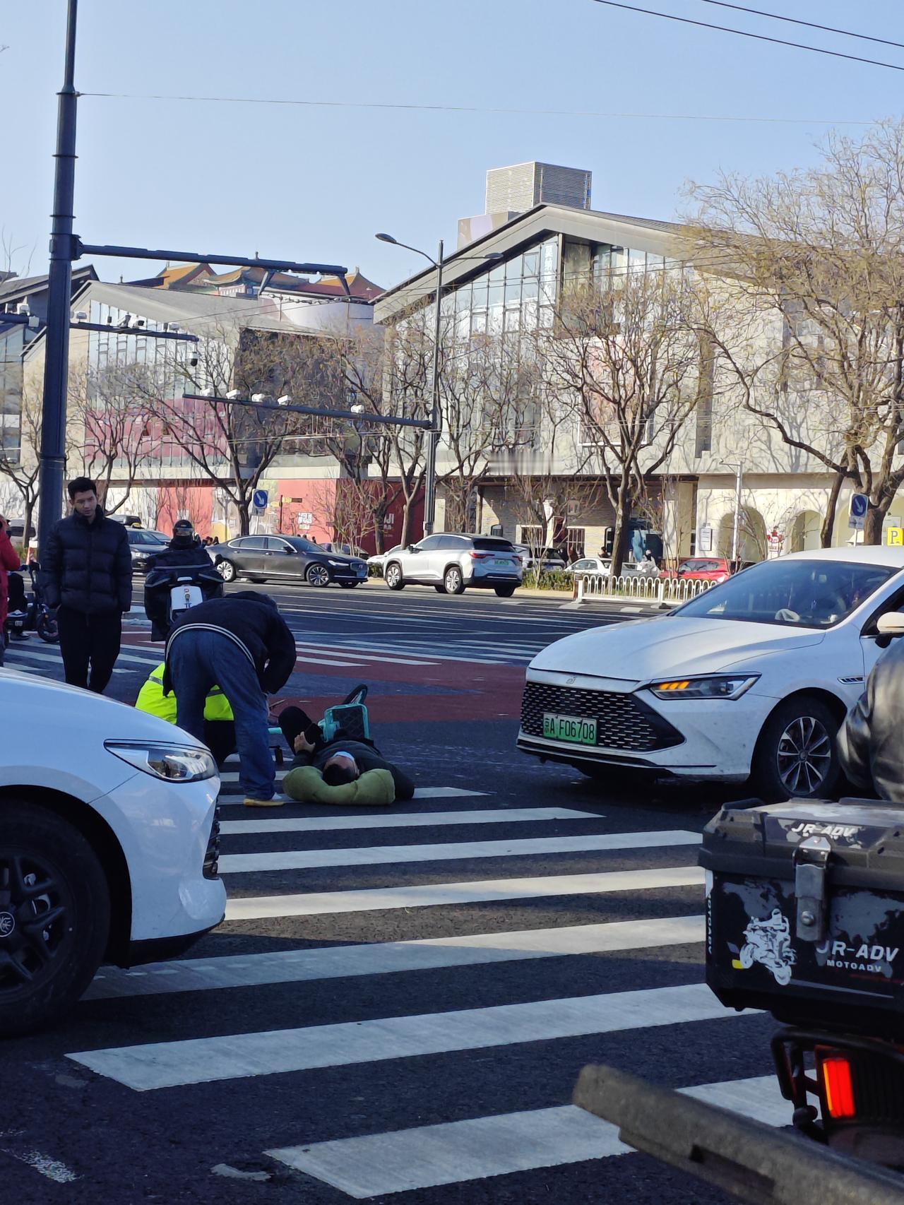 雪后路面安全要注意，骑车闯灯碰上了网约车[笑着哭]，鹿死谁手?/幸好旁边就是交警执