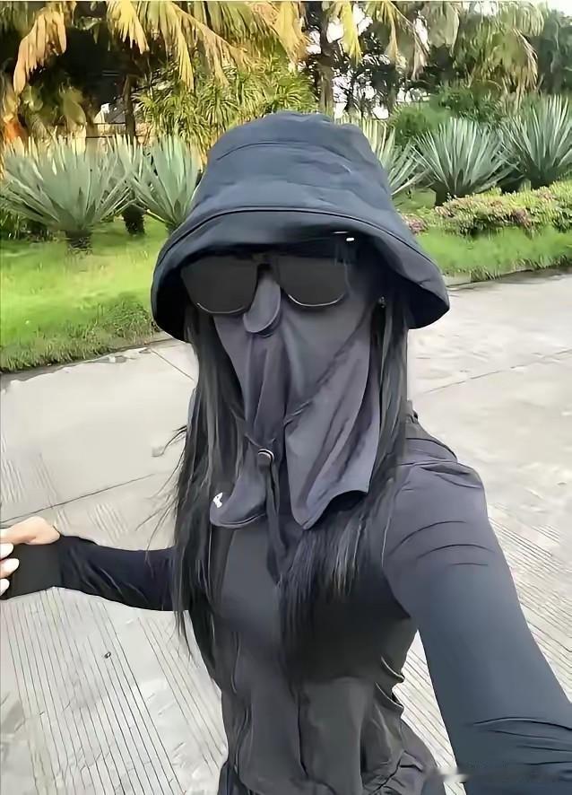 哇塞，这也太吓人了吧，都是阳光惹的祸！见过涂抹防晒霜的，也见过戴遮阳帽的，也
