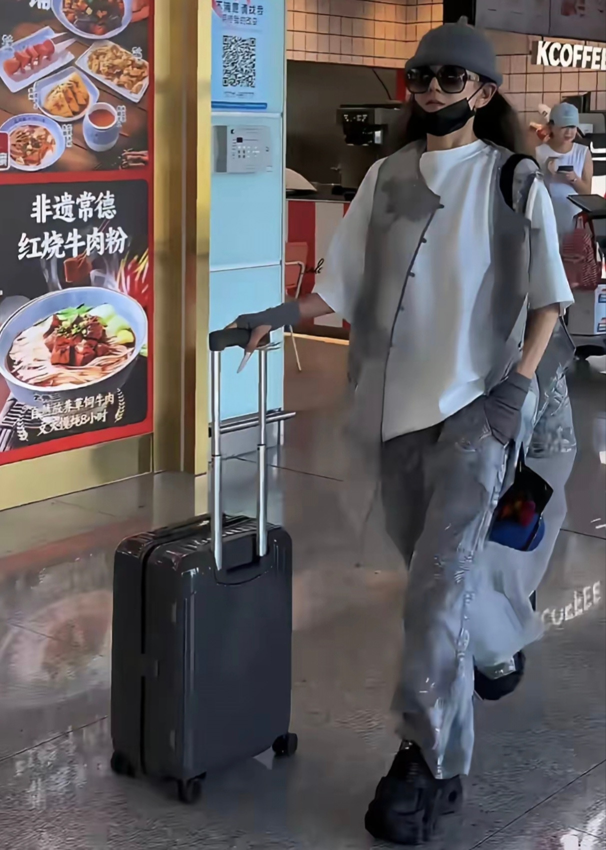 杨丽萍67岁了，身姿挺拔，健步如飞，走起路来有美又飒，就这劲头活到100岁没问题