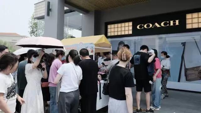 外媒最近有两件事绕不过去：一是宝马5系在中国跌到26万出头还卖不动，二是爱马仕7