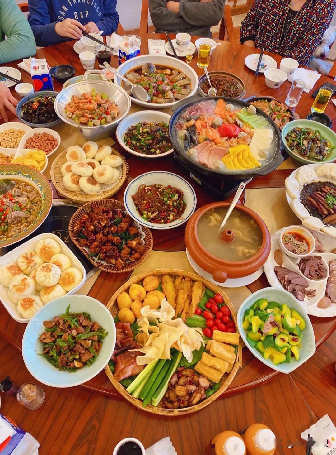 上周我妈过六十大寿，在老家饭店订了18桌，每桌1200块，请的都是亲戚和我妈老同