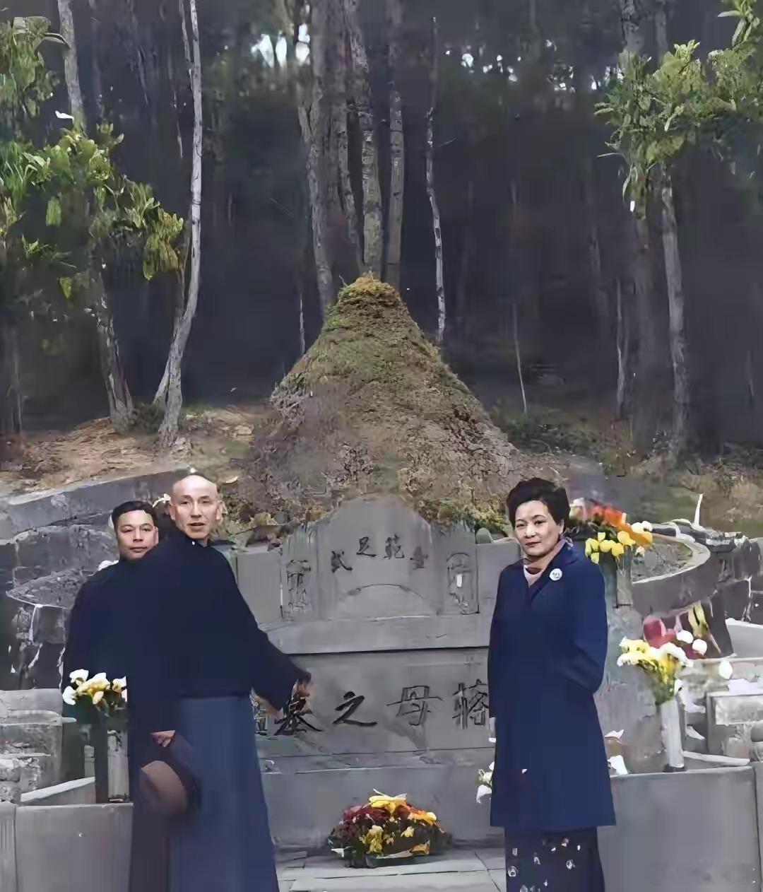 1949年蒋介石回乡扫墓，将坟头垒得很高，因为他不知是否有机会再回来！194