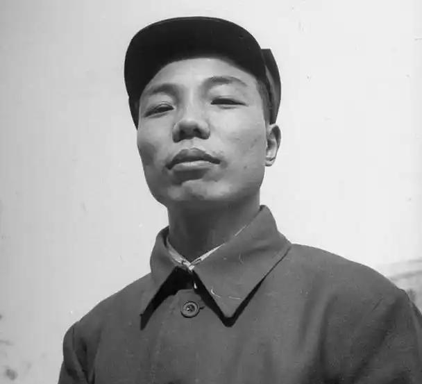 1938年，萧华初抵山东，为团结抗日，主动拜访省主席沈鸿烈。对年轻的萧华，老奸巨