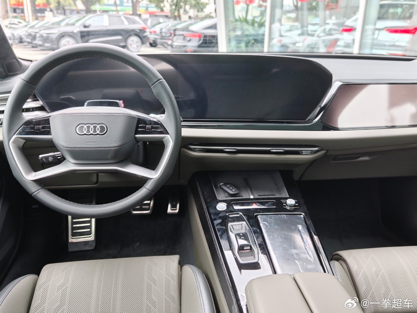 这代a6l座椅舒适性终于有豪华车该有的水平了，前排坐着挺硬我以为后排和老款没啥区