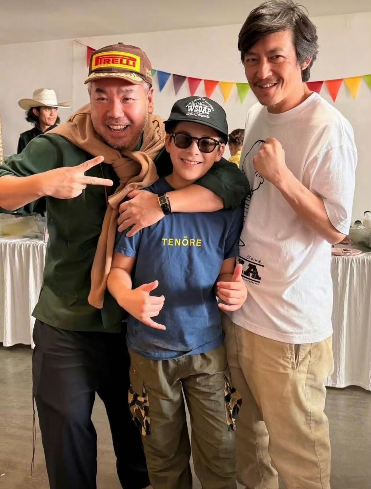 全网都在玩梗吐槽“陈冠希怎么越长越像赵本山了”。我本来还不信，结果盯着图看了