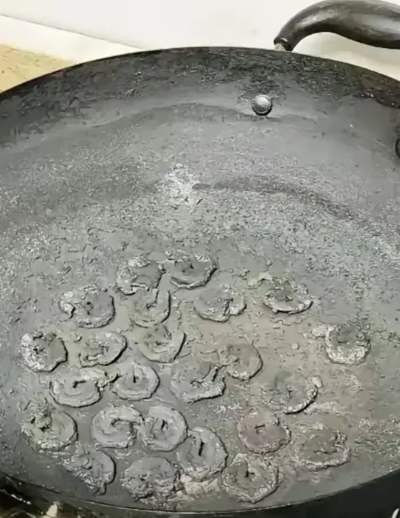 猜一下，锅没烧干之前，这是一锅什么佳肴？