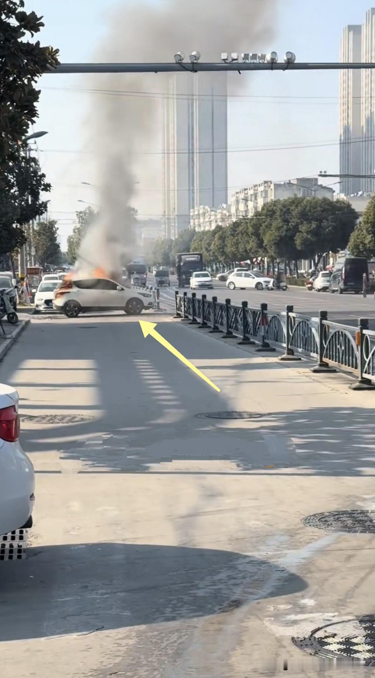 为洒水车师傅点赞，见义勇为，真英雄[赞]路边一辆白色suv自燃，急得