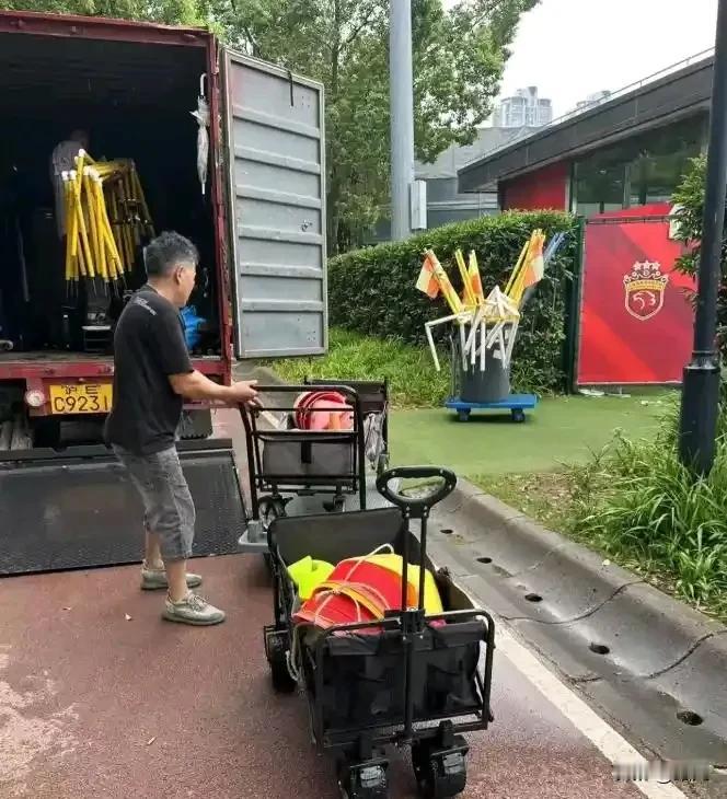 上海海港队长李昂社媒发布“再见世纪公园”引起球迷误解！上海海港队的队长李昂在自